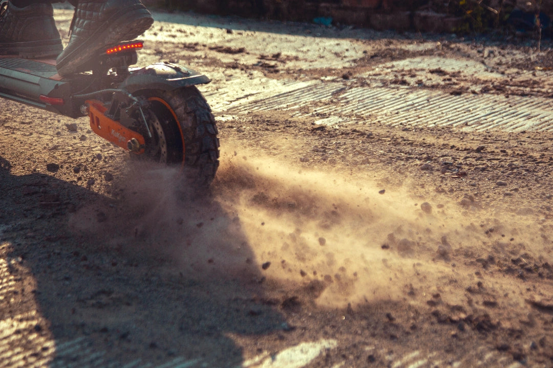 Călătoria cu Kukirin G2 Max Off-Road: Surprize pe trasee pietruite și forestiere 